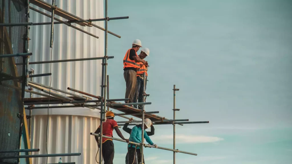 frais ik BTP - deux personnes sur un chantier BTP